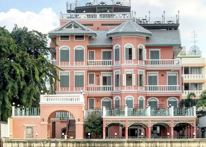 Hiranyakul House Riverside Hotel